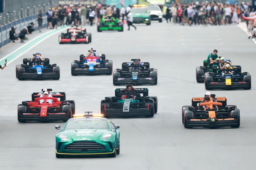 rijdende levensgrote lego formule 1 auto’s (3)