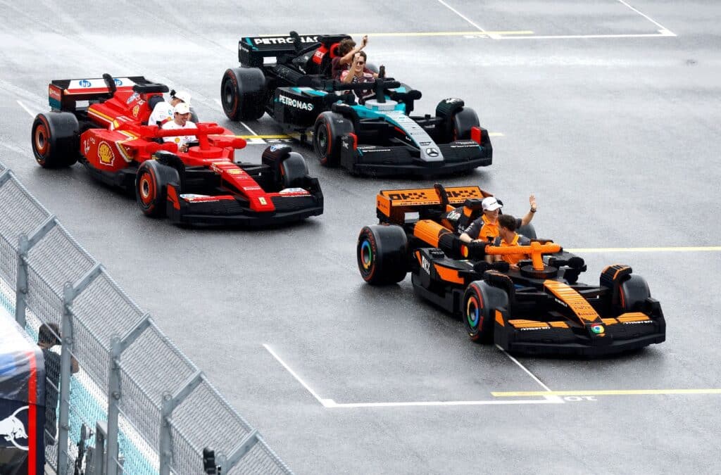 rijdende levensgrote lego formule 1 auto’s (4)
