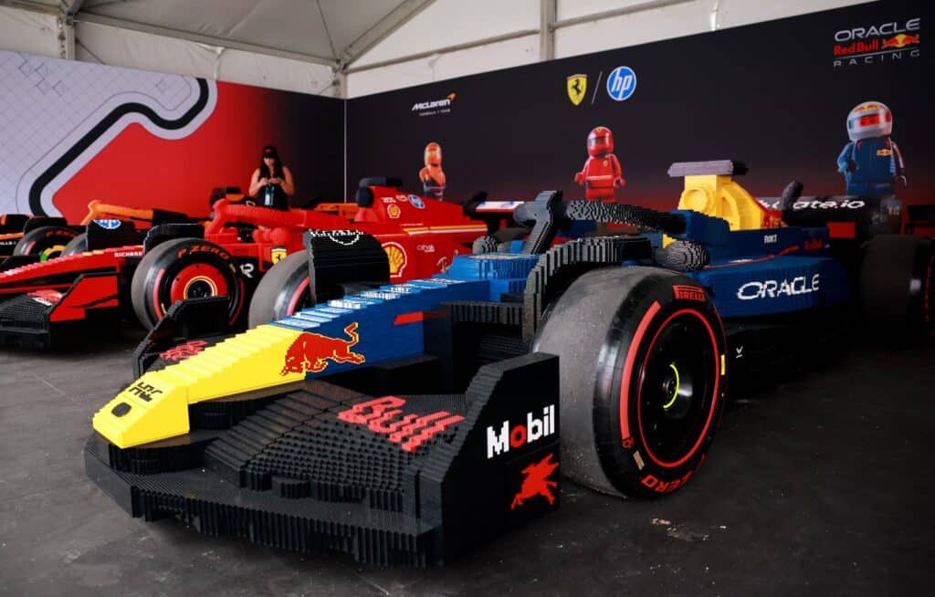 rijdende levensgrote lego formule 1 auto’s (5)