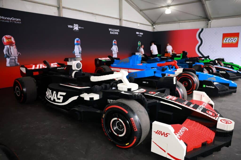 rijdende levensgrote lego formule 1 auto’s (7)