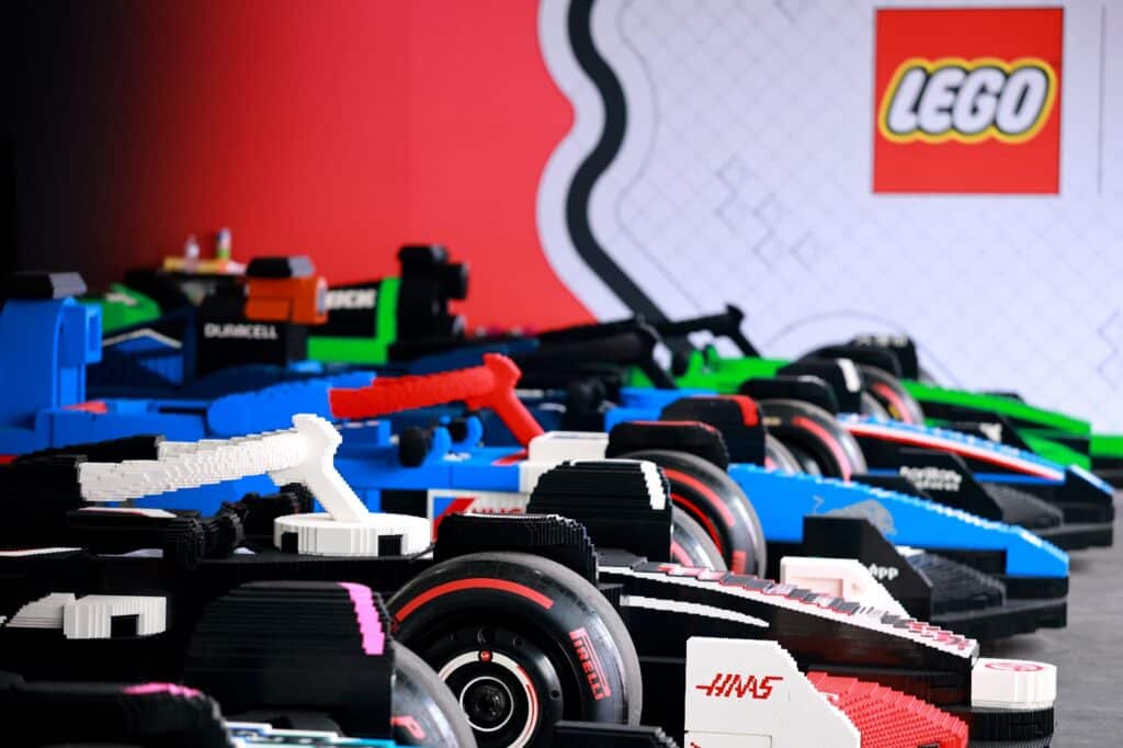 rijdende levensgrote lego formule 1 auto’s (8)
