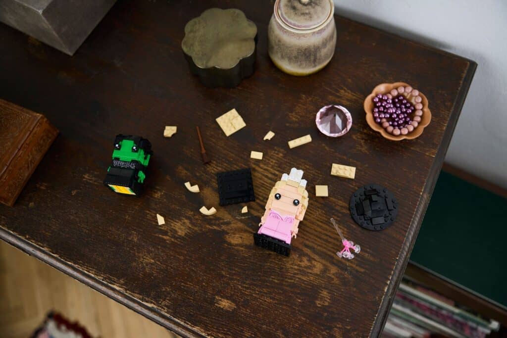 lego brickheadz 40794 elphaba & glinda figures (2)