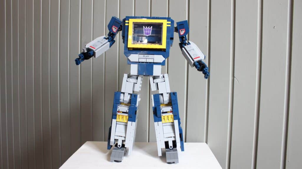 lego icons 10358 transformers soundwave 12