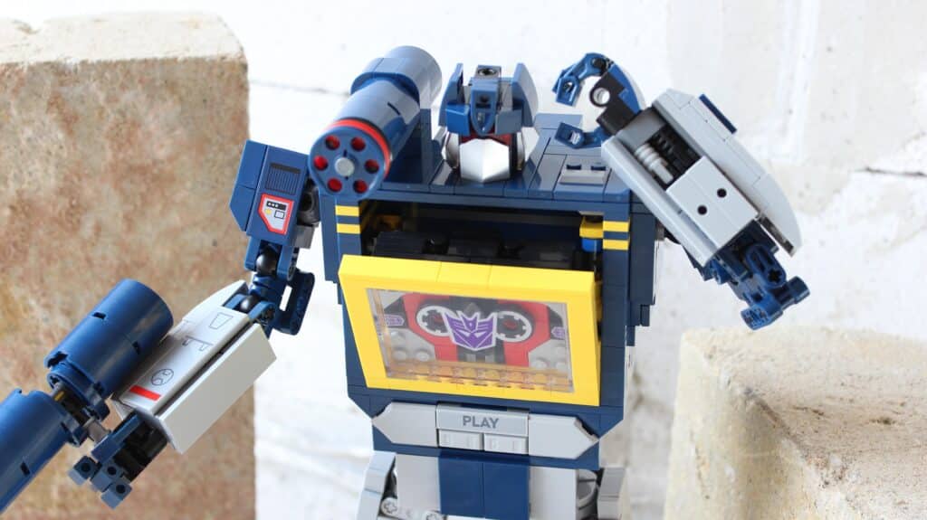lego icons 10358 transformers soundwave 16
