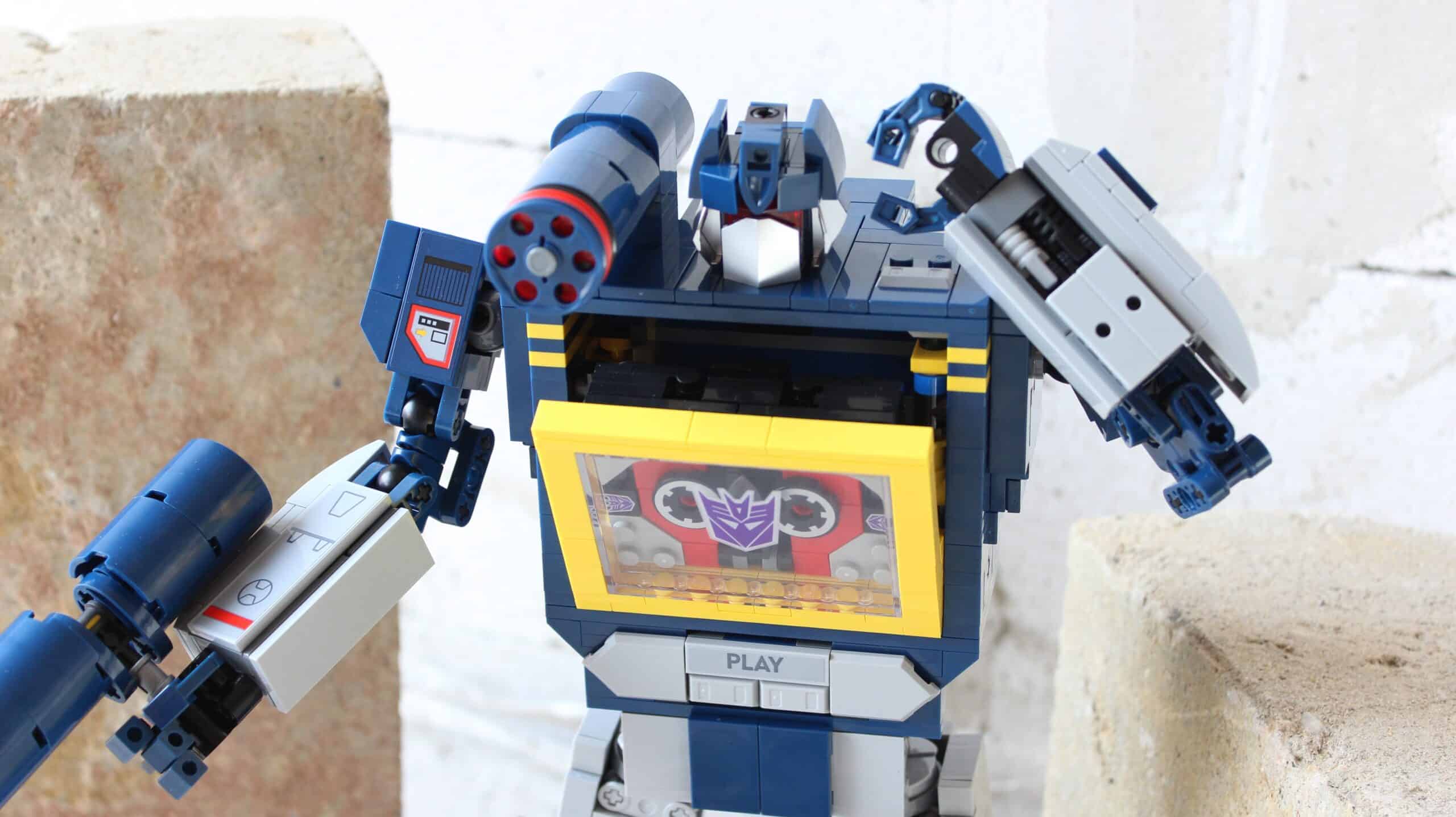 [Review] LEGO Icons 10358 Transformers Soundwave – Decepticons, attack!