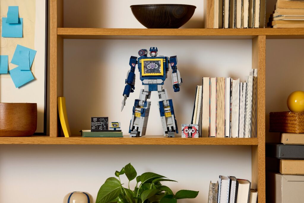 lego icons 10358 transformers soundwave (17)