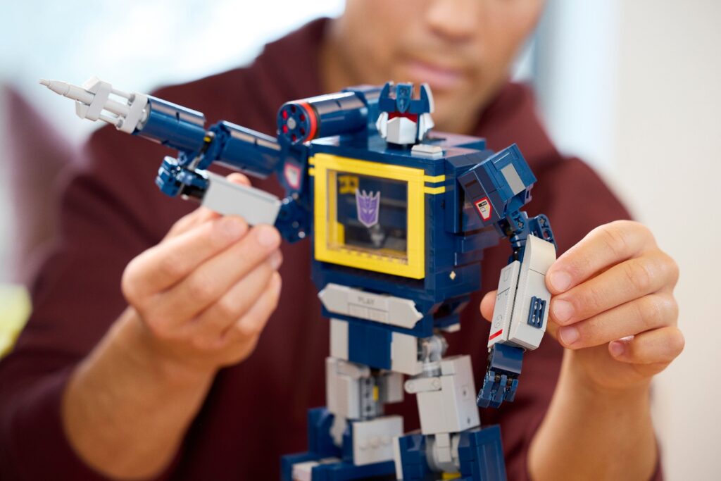 lego icons 10358 transformers soundwave (18)