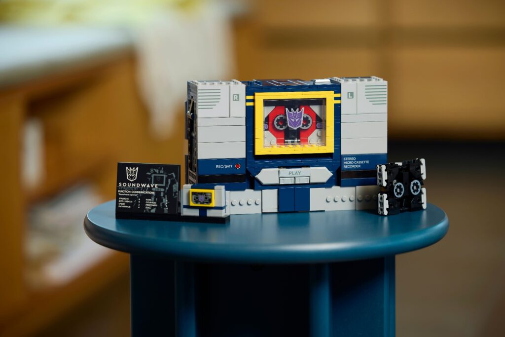 lego icons 10358 transformers soundwave (19)