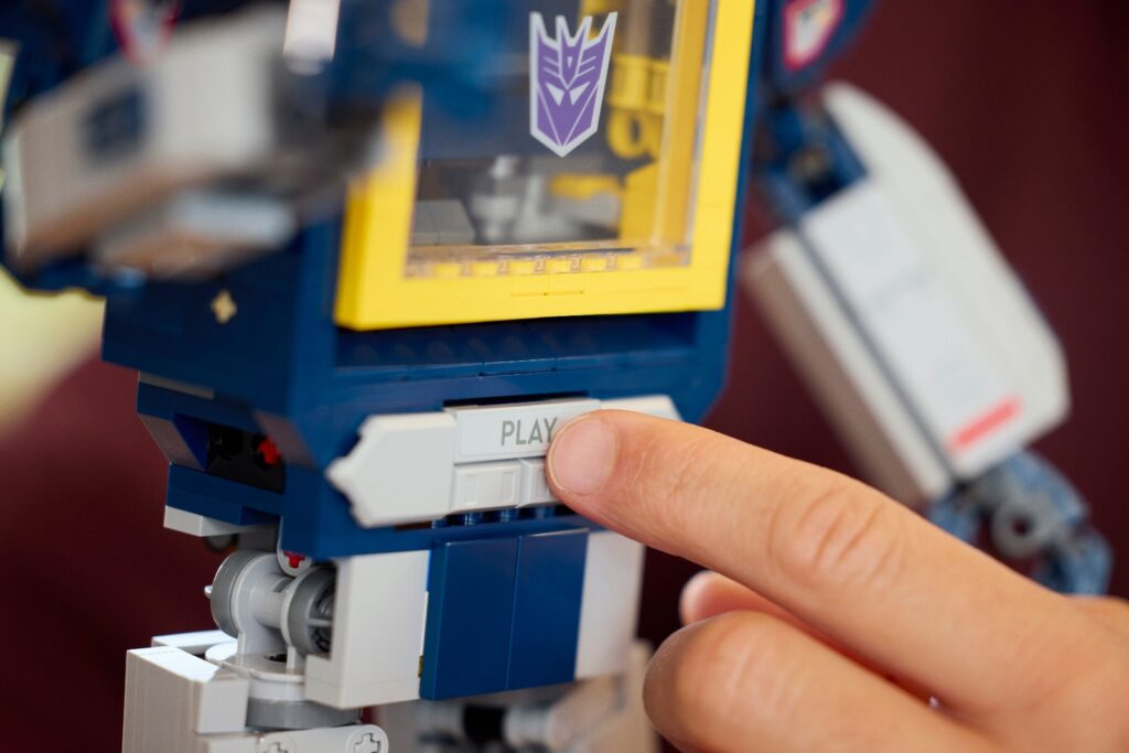lego icons 10358 transformers soundwave (7)