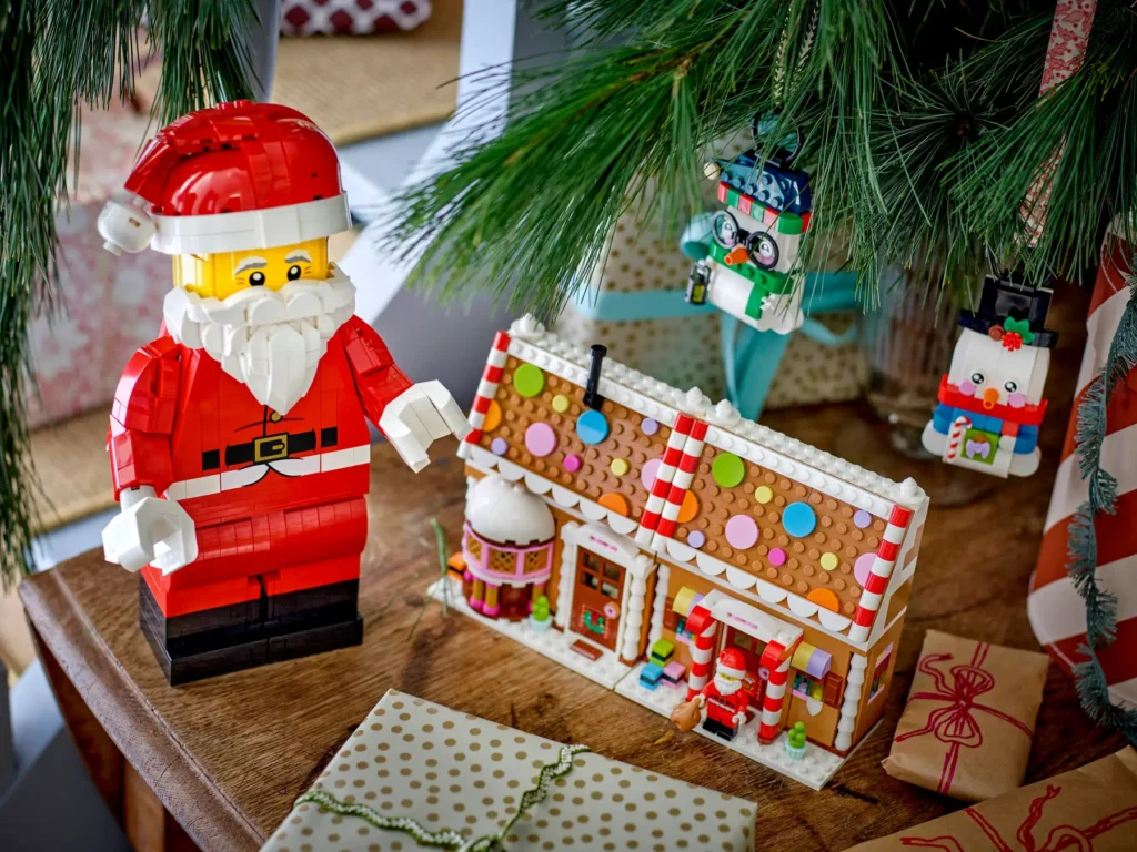 lego 40820 up scaled santa minifigure (4)