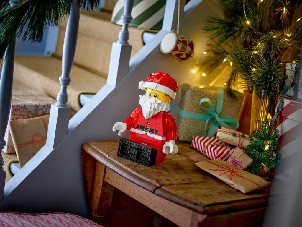 lego 40820 up scaled santa minifigure (6)