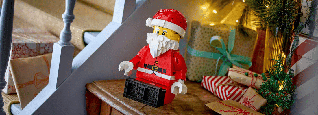 lego 40820 up scaled santa minifigure