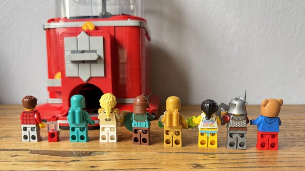 lego ideas 21358 minifigure vending machine19