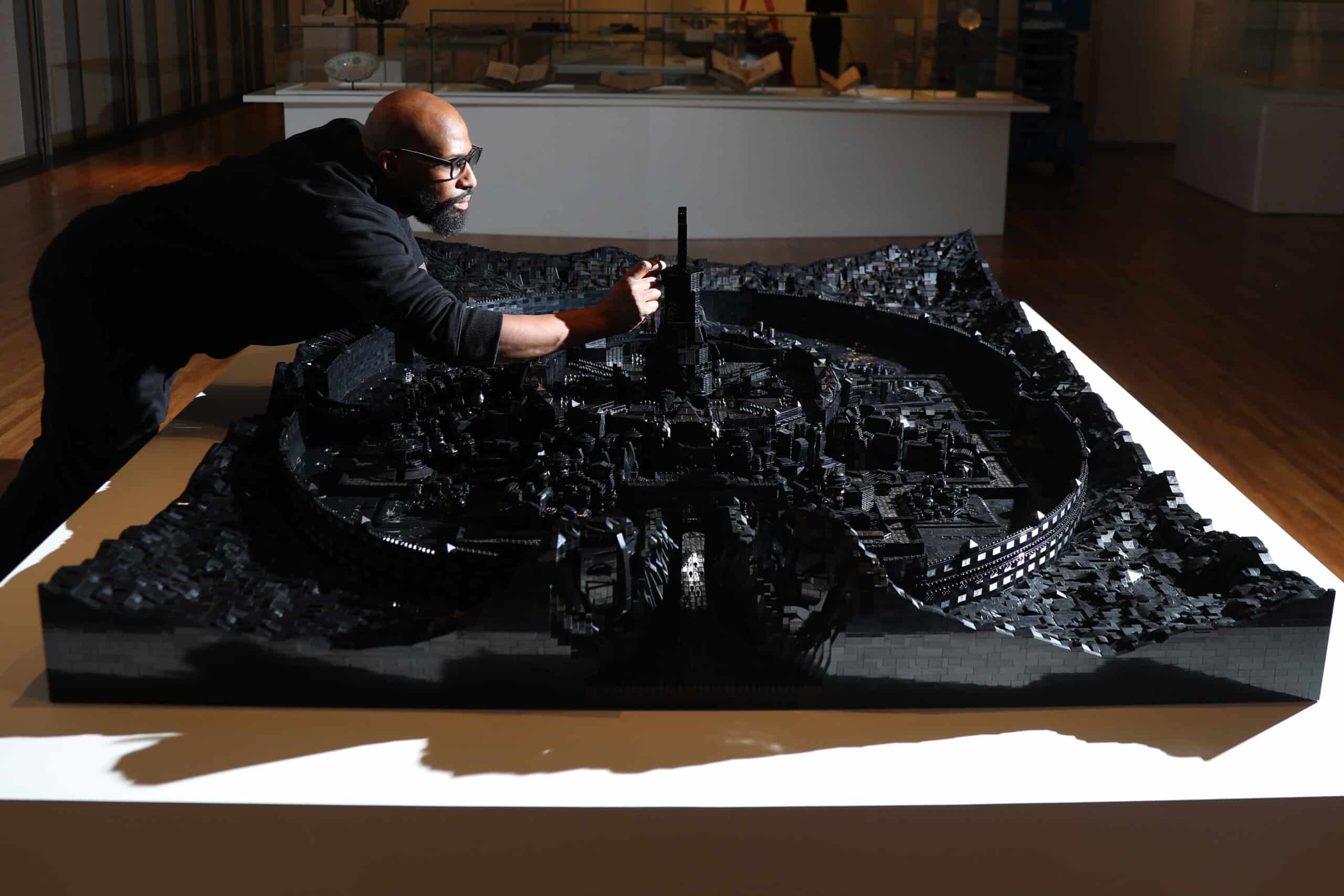 LEGO-kunstwerk van één miljoen zwarte LEGO-stenen vanaf 31 oktober te zien in Wereldmuseum Amsterdam