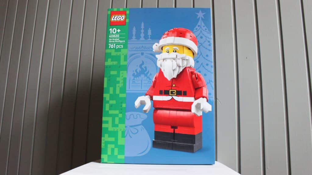 lego 40820 up scaled santa minifigure 01