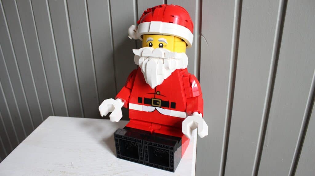 lego 40820 up scaled santa minifigure 11