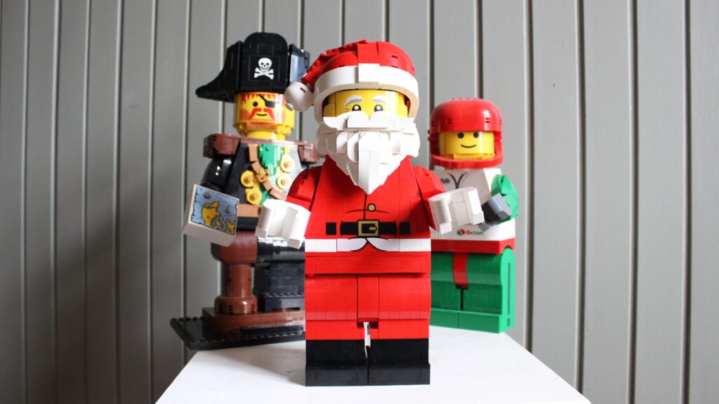 lego 40820 up scaled santa minifigure 12