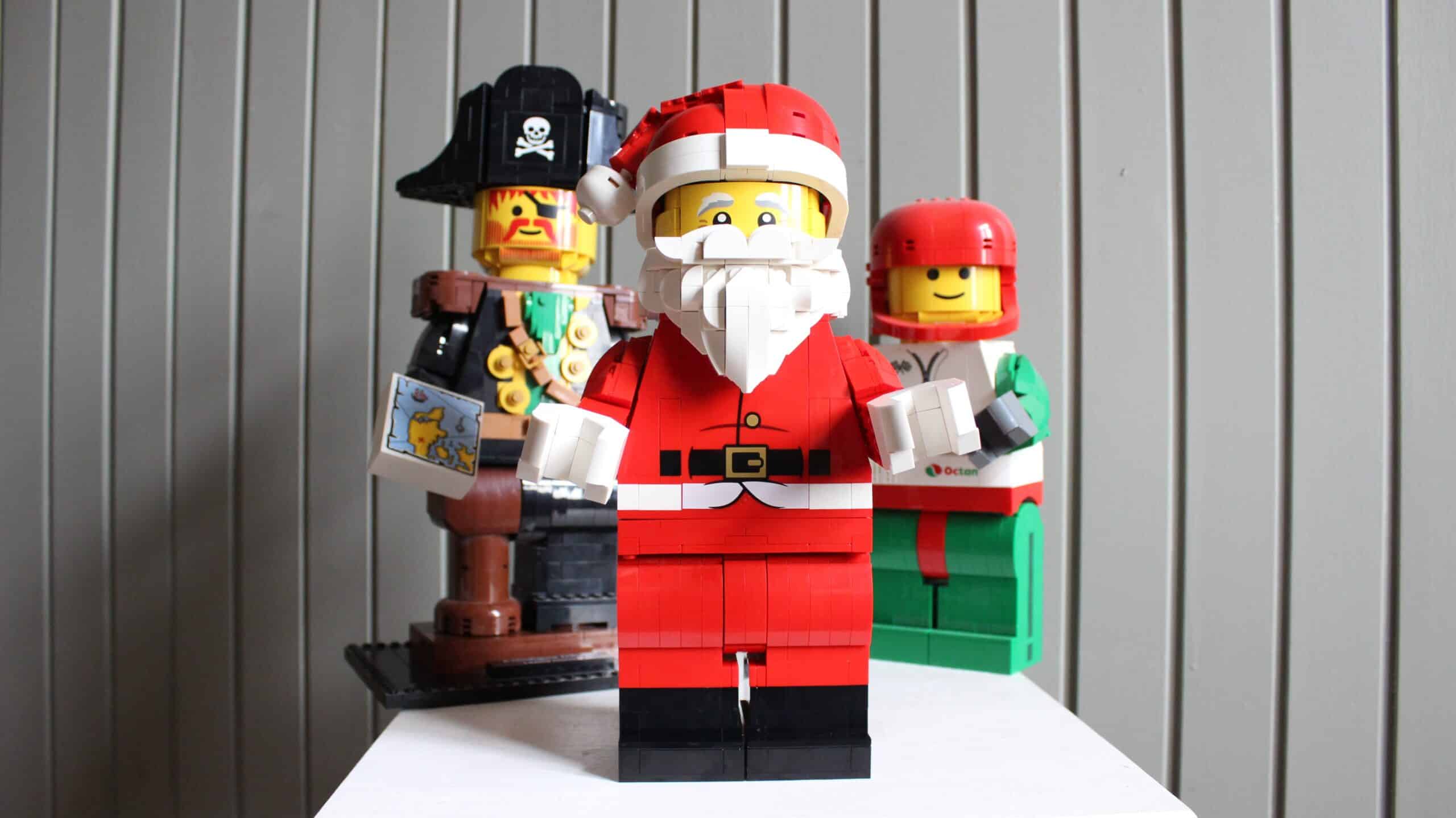lego 40820 up scaled santa minifigure 13