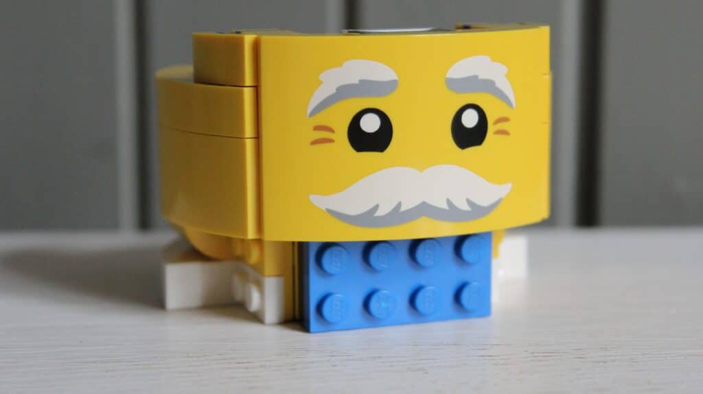 lego 40820 up scaled santa minifigure 9