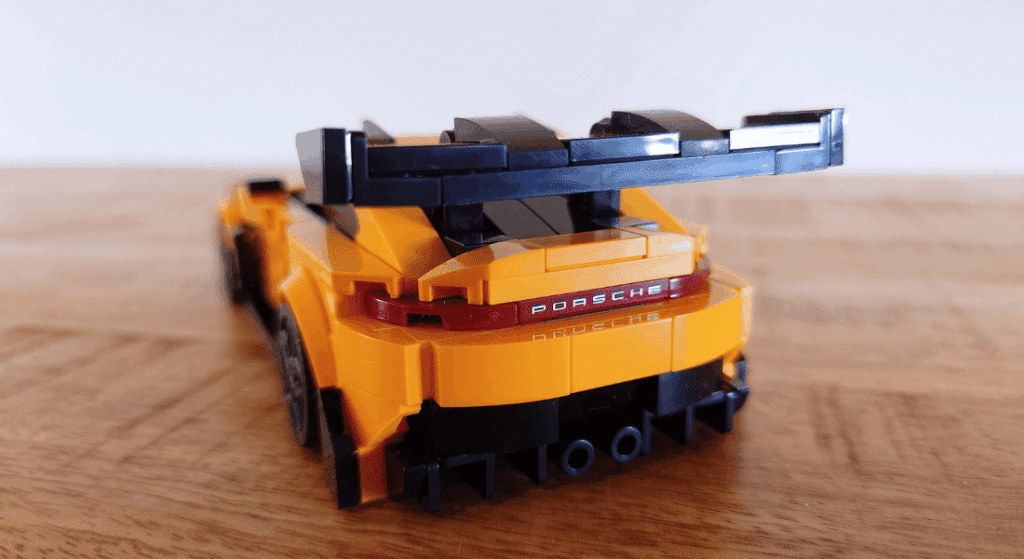 lego vs. mattel brick shop porsche 911 gt3 rs en maserati mc20 naast elkaar (11)