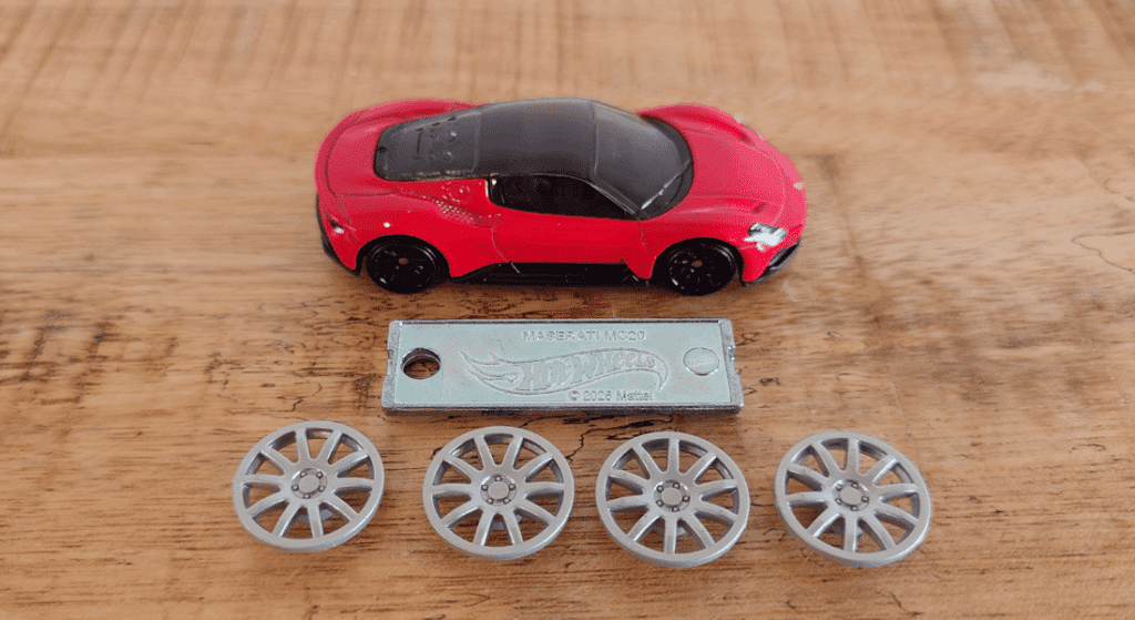 lego vs. mattel brick shop porsche 911 gt3 rs en maserati mc20 naast elkaar (15)