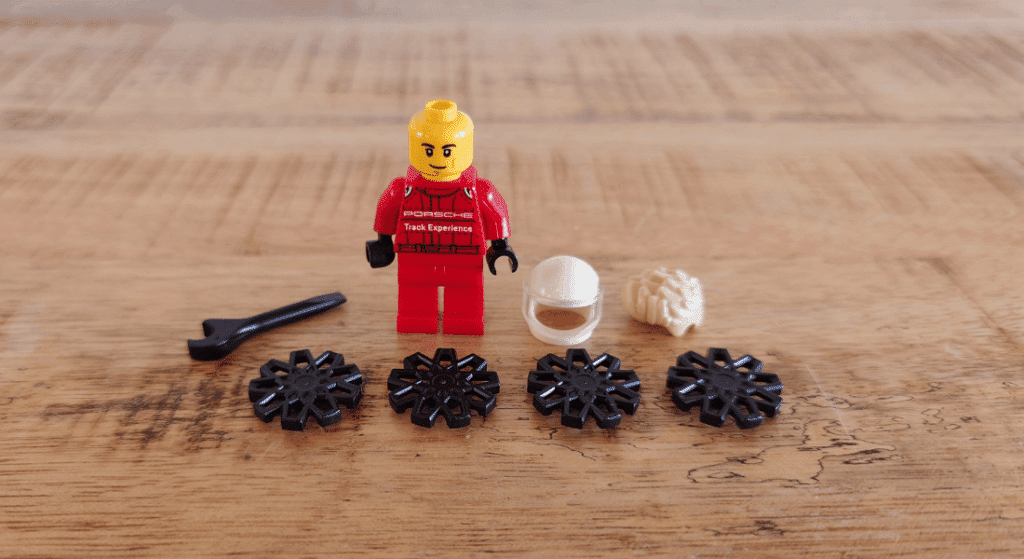 lego vs. mattel brick shop porsche 911 gt3 rs en maserati mc20 naast elkaar (16)