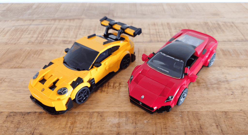 lego vs. mattel brick shop porsche 911 gt3 rs en maserati mc20 naast elkaar (4)