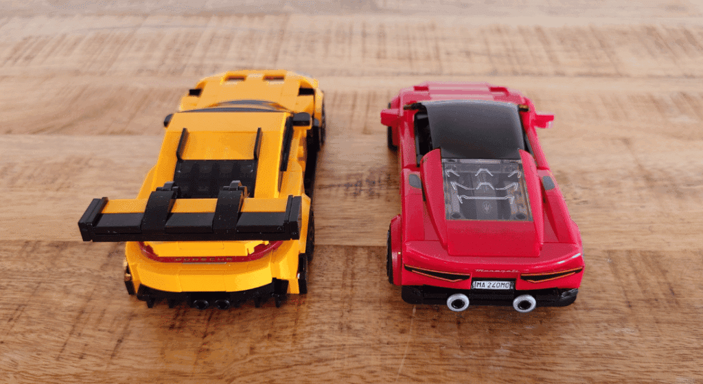lego vs. mattel brick shop porsche 911 gt3 rs en maserati mc20 naast elkaar (5)