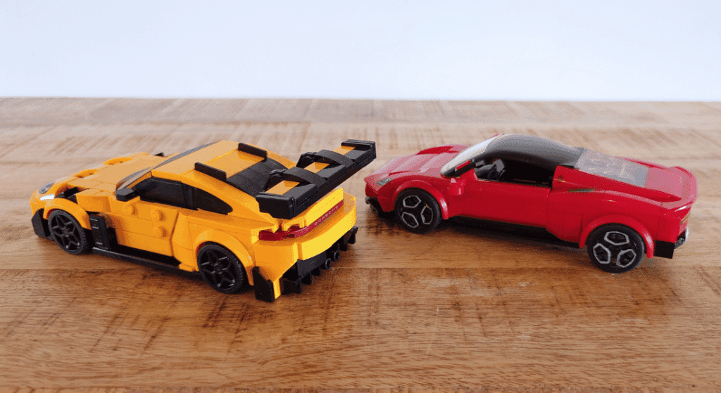 lego vs. mattel brick shop porsche 911 gt3 rs en maserati mc20 naast elkaar (6)