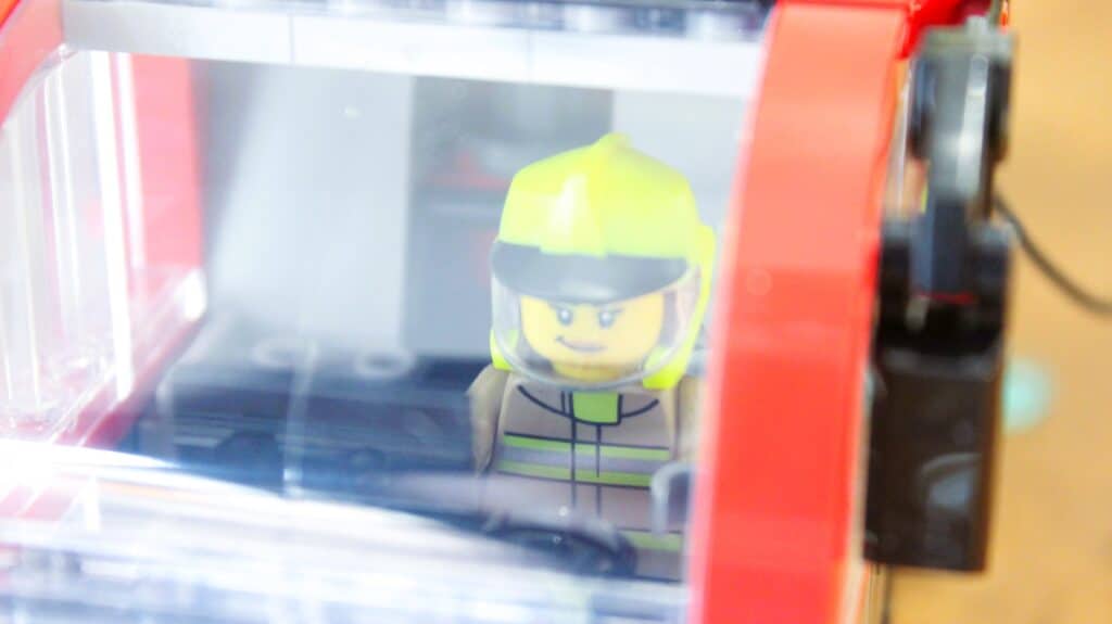 lego city 60499 airport fire engine 02