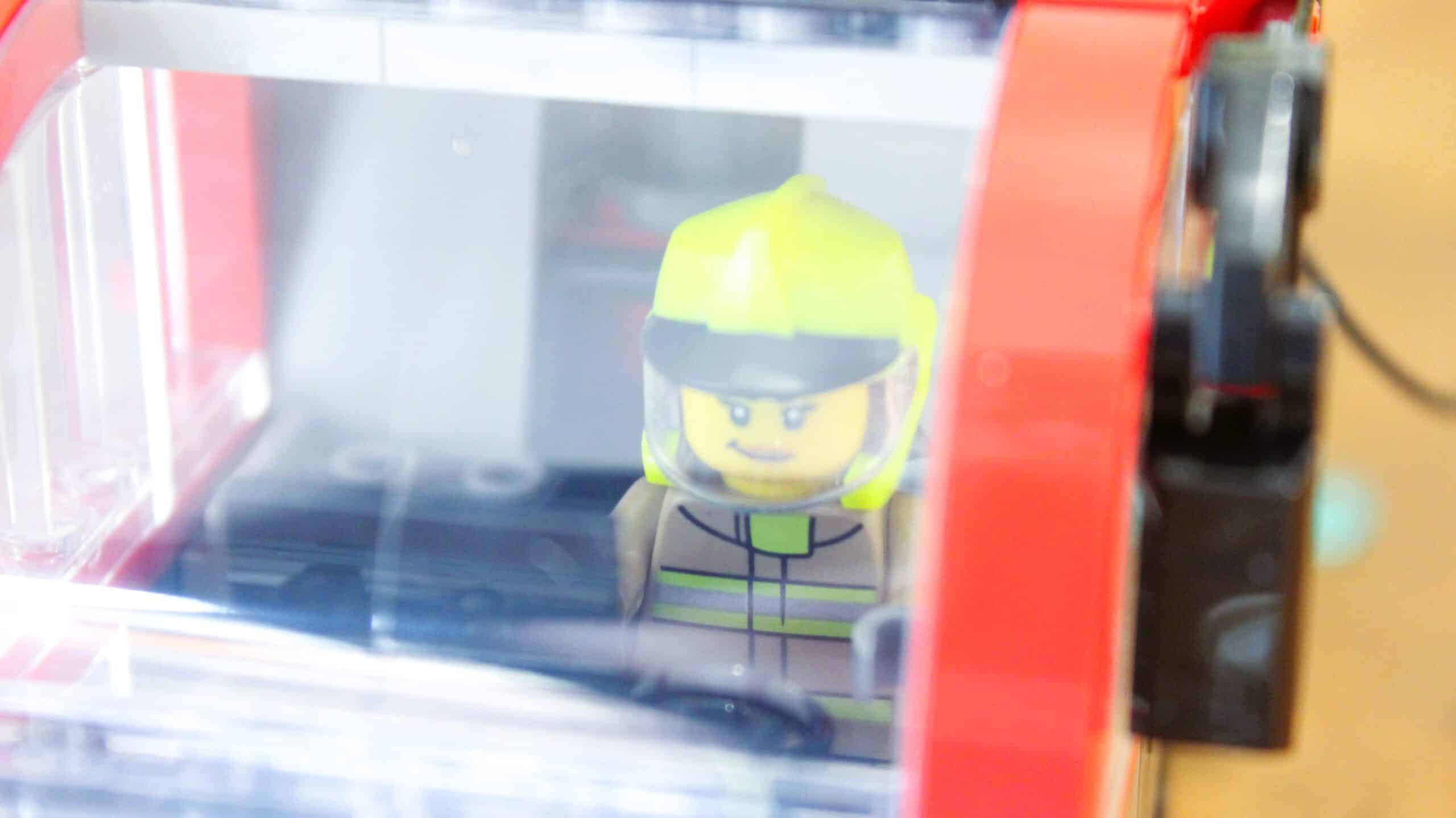 lego city 60499 airport fire engine 02