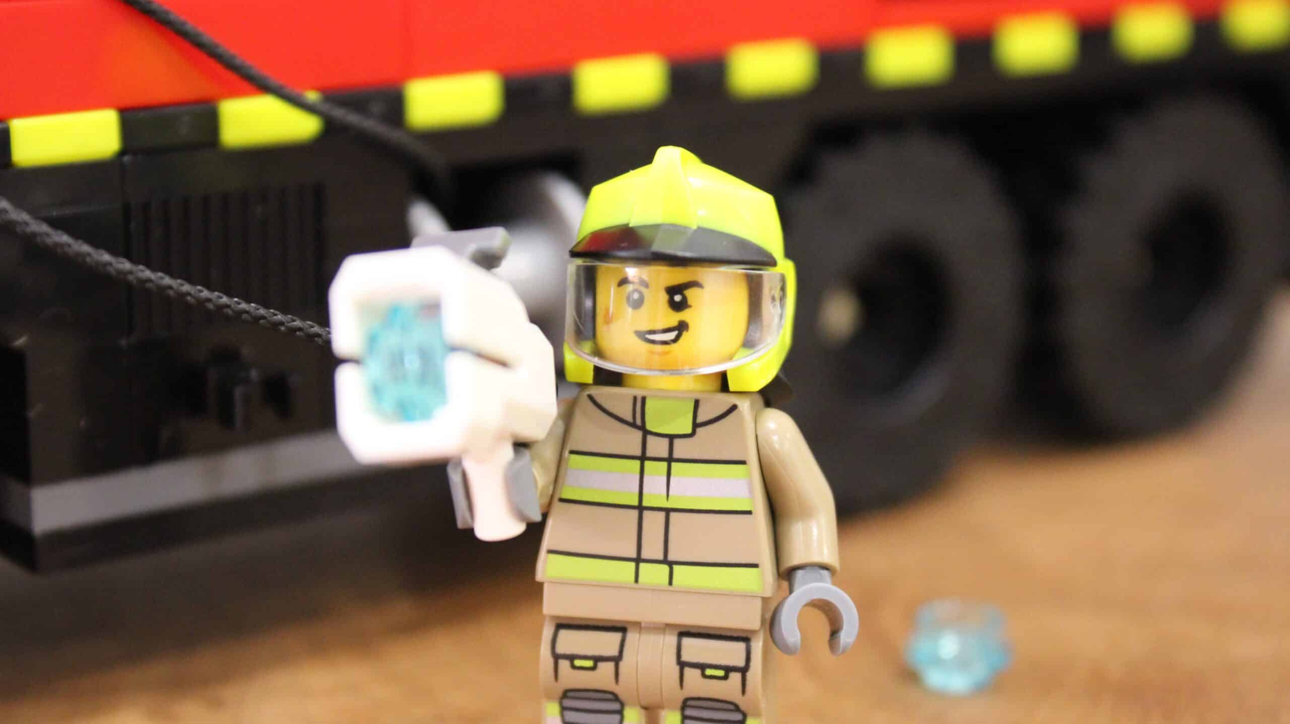 lego city 60499 airport fire engine 03