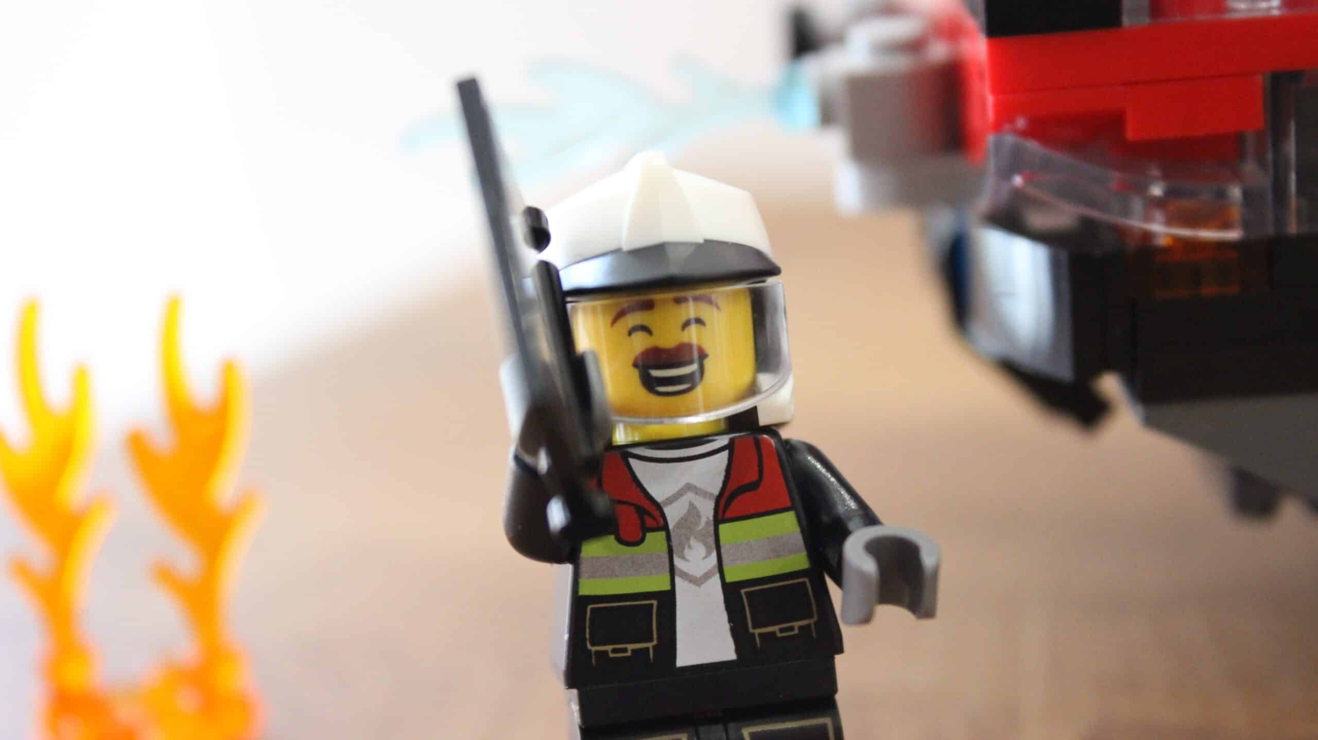 lego city 60499 airport fire engine 05