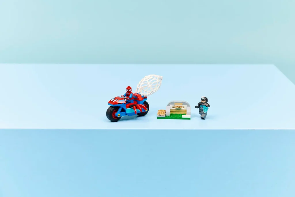 lego marvel 11206 spidey on his motorcycle vs. rhino (4)