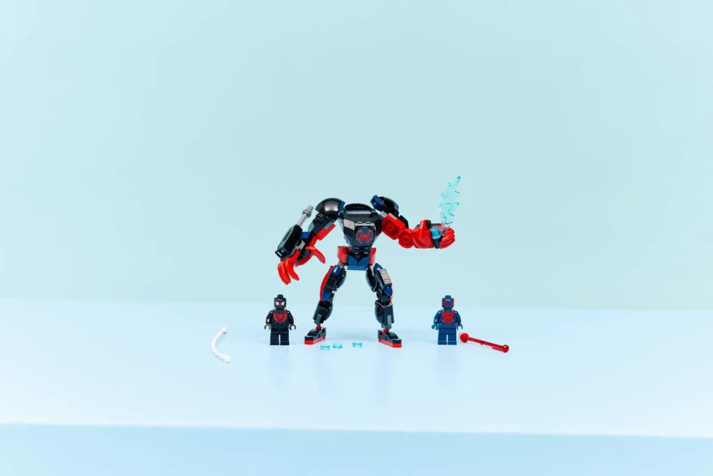 lego marvel 76337 miles morales mech vs. spider man 2099 (4)