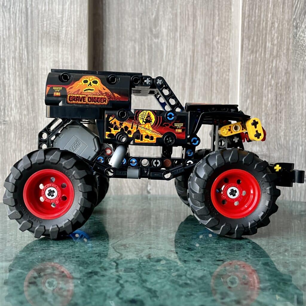 42219 monster jam grave digger 3