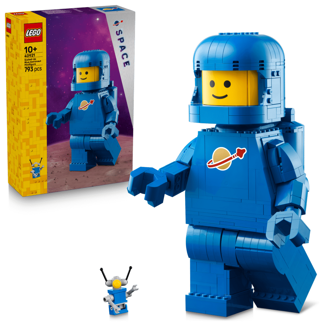 lego 40921 scaled up blue astronaut minifigure (1)