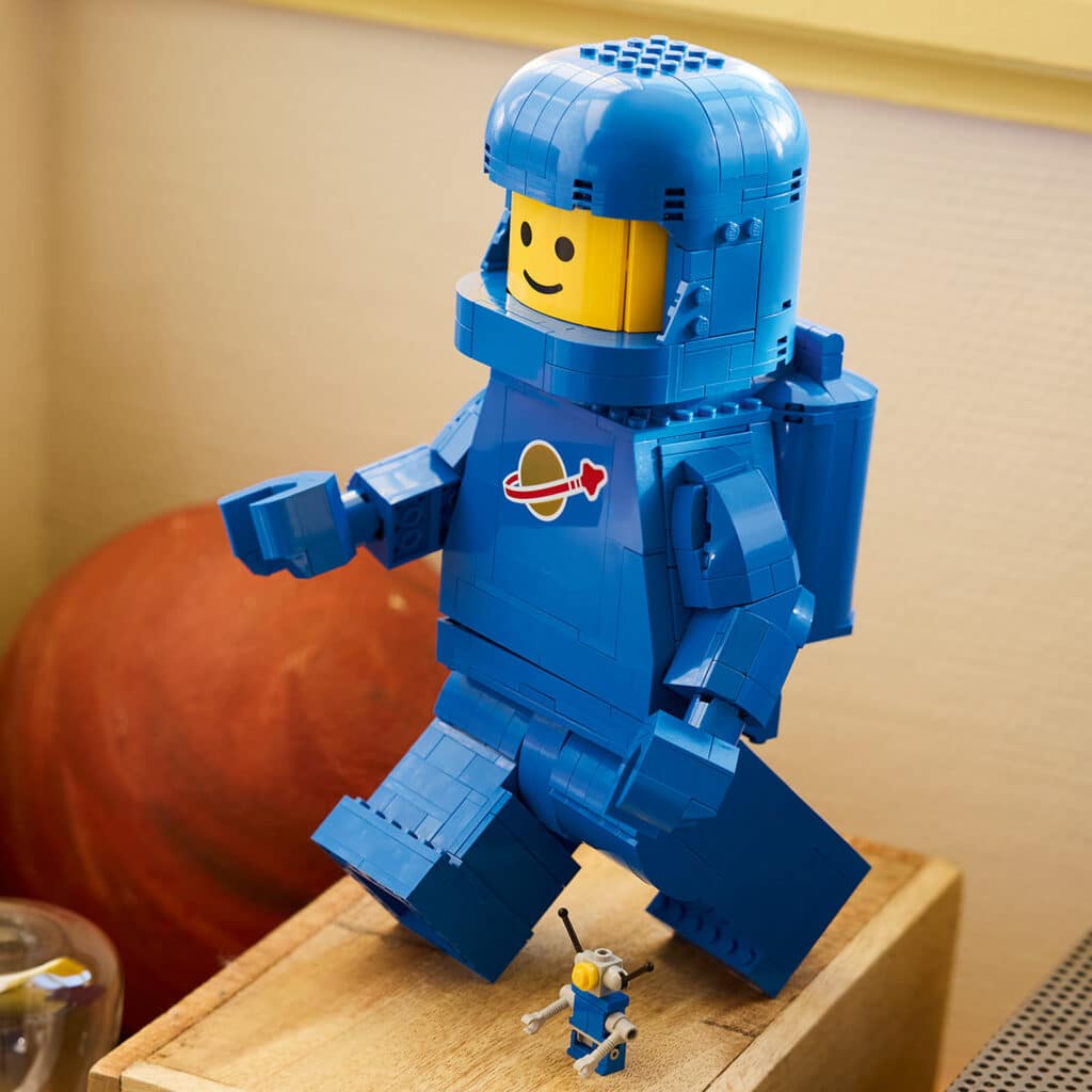 lego 40921 scaled up blue astronaut minifigure (3)