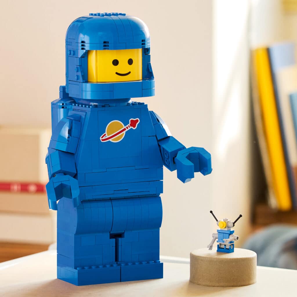 lego 40921 scaled up blue astronaut minifigure (5)