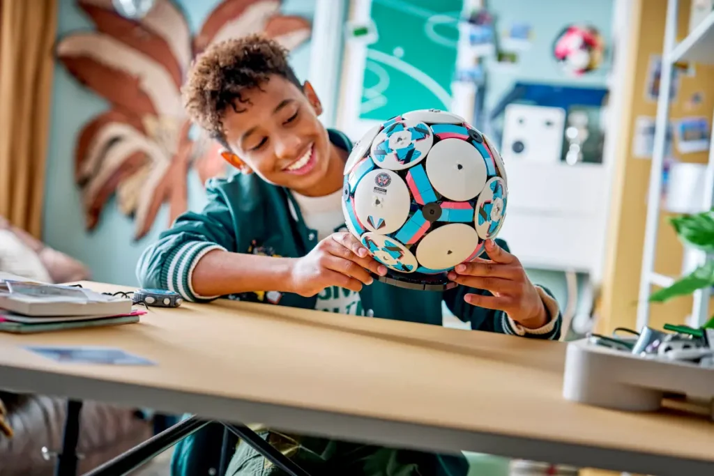 lego editions 43019 football (3)