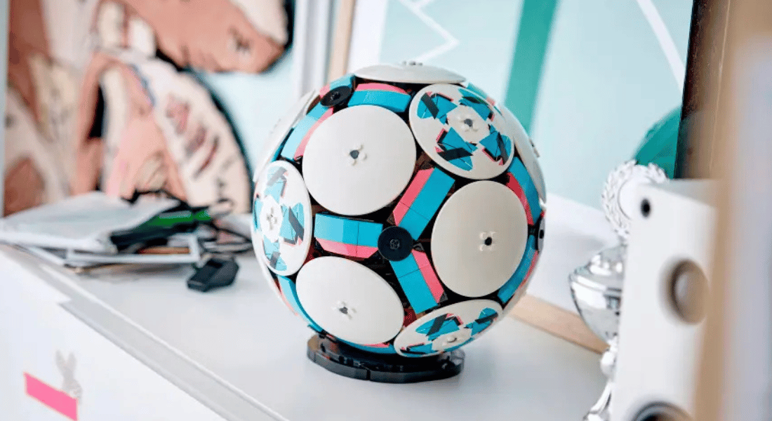 LEGO Editions 43019 Football aangekondigd voor een release in maart