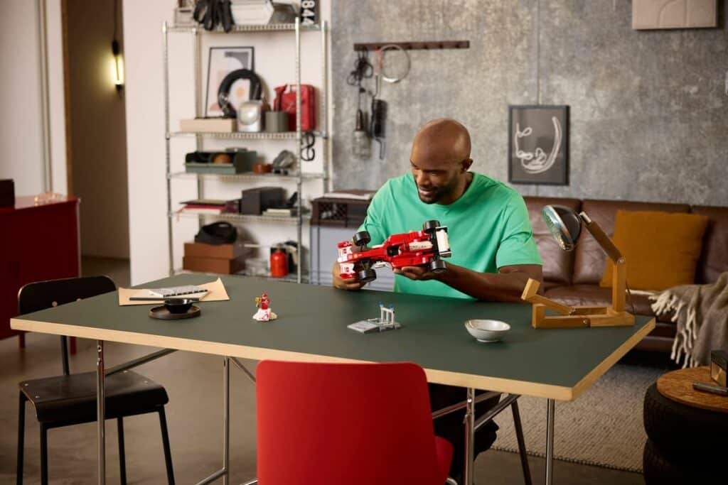 lego icons 11375 ferrari f2004 & michael schumacher (3)