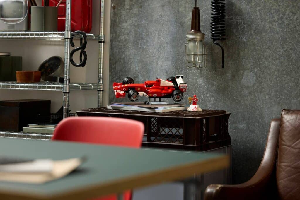 lego icons 11375 ferrari f2004 & michael schumacher (4)