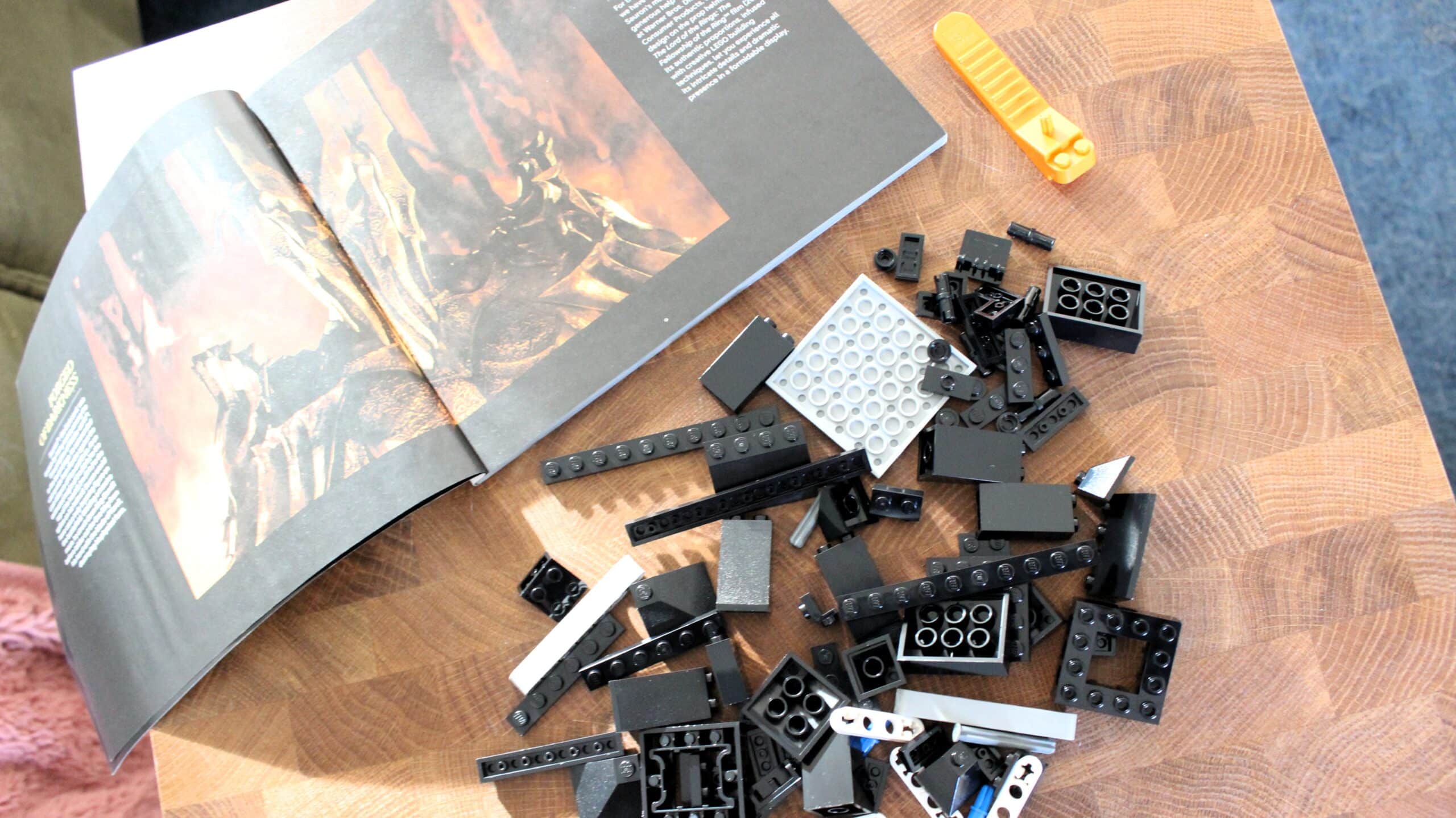 lego lord of the rings 11373 saurons helmet 07