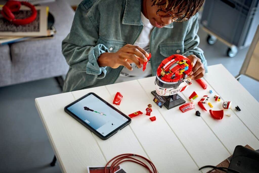 lego editions 43014 scuderia ferrari hp charles leclerc helmet (1)