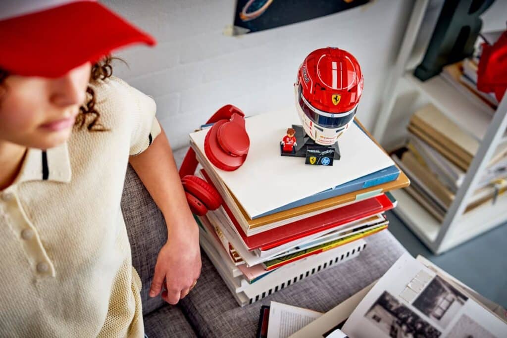 lego editions 43014 scuderia ferrari hp charles leclerc helmet (3)