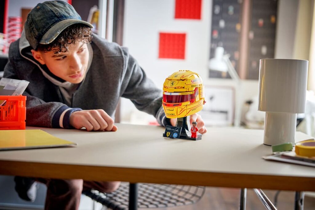 lego editions 43022 scuderia ferrari hp lewis hamilton helmet (2)