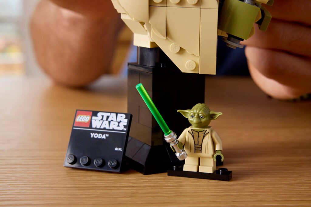 lego star wars 75438 yoda bust (1)