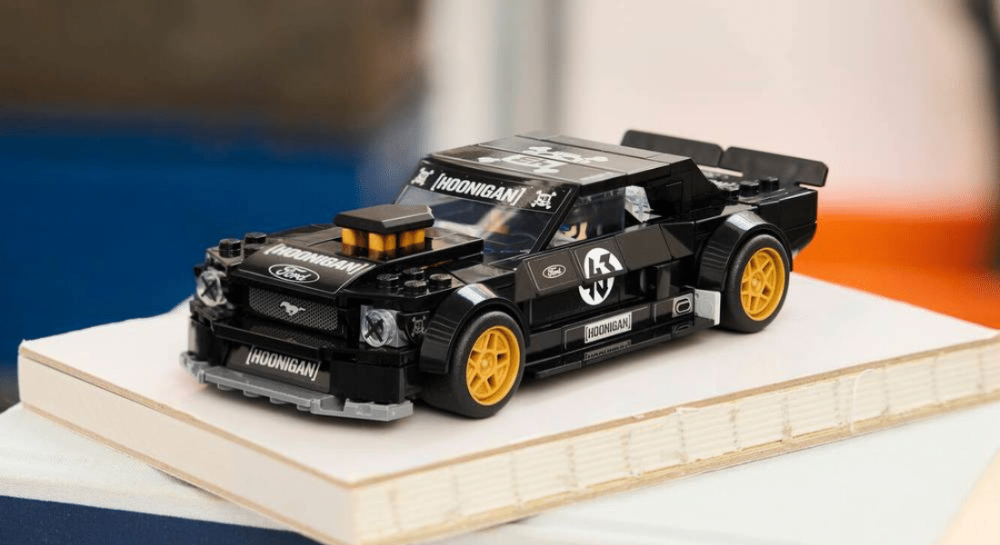 LEGO Speed Champions 77262 Ken Block’s ’65 Ford Mustang Hoonicorn V1 onthuld – lekker driften in juni