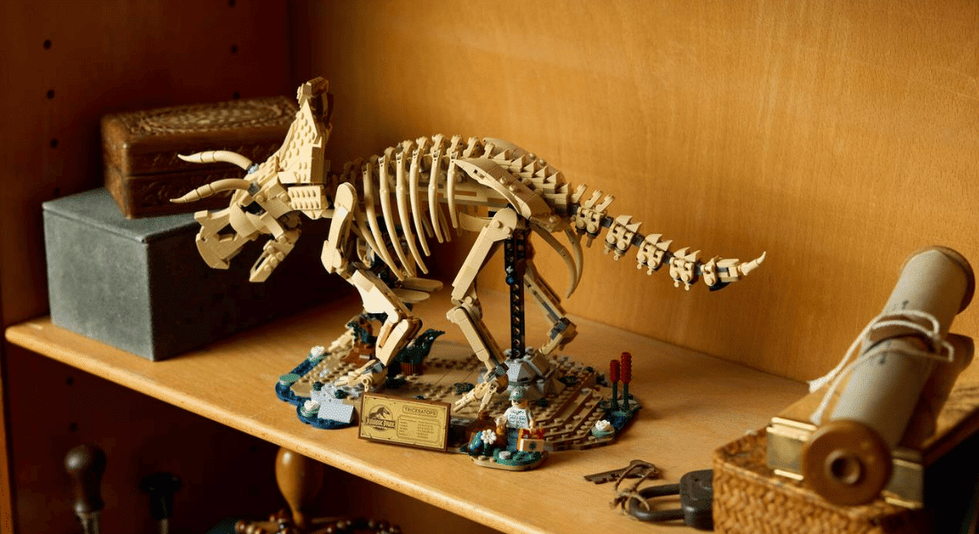 LEGO Jurassic World 77985 Dinosaur Fossils: Triceratops onthuld – haal in juni de paleontoloog in jou naar boven